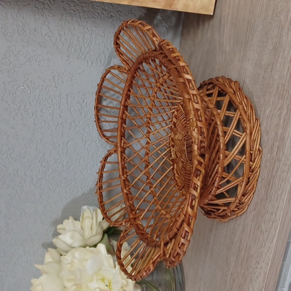 Vintage Rattan Basket Boho Wicker Flower Shaped Basket Pedestal Fruit Basket